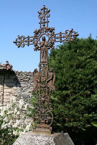 Du vieux cimetière, il ne subsiste que la vieille croix posée sur le mur