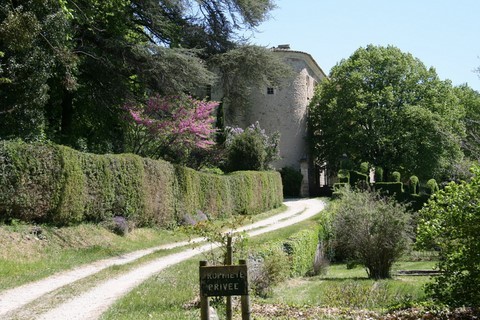 Le Château Montjoux, datant du XVe siècle est maintenant propriété privée