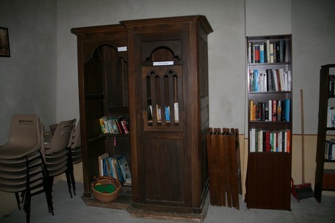 L'ancien confessionnal sert maintenant de bibliothèque ...