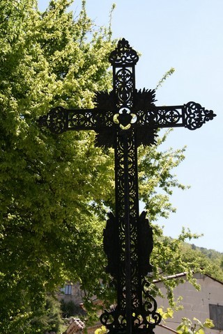 Dès l'entrée à Montjoux, cette ancienne croix attire notre regard