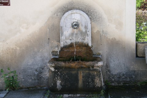La fontaine, route de Roche Saint-Secret