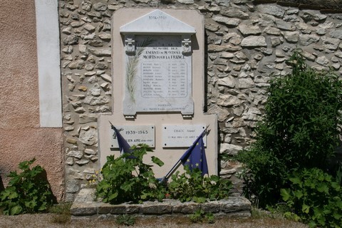 Le monument aux morts se situe Place Léopold Mourier