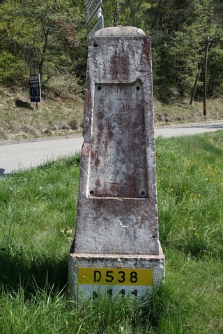 Cette ancienne borne se trouve, en venant de La Paillette, au croisement avec la route Dieulefit à D et Nyons à G