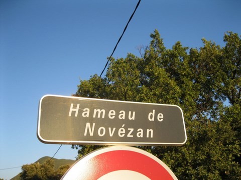 Le Hameau de Novézan, à 8 Km de Nyons en direction de Valréas