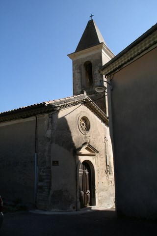 Entrée principale de l'église vue de la Place de l'église