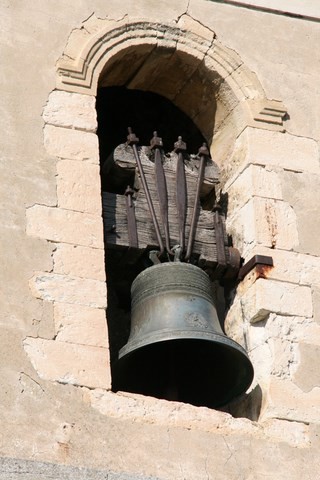 Vue sur la très belle cloche de l'église Saint-Michel