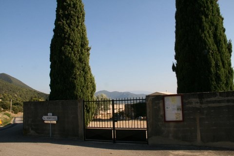 L'entrée principale du cimetière