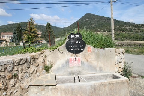 La fontaine-abreuvoir angle rues Le Village-La Garenne-Notre Dame et La Combe