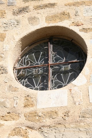 Le vitrail en façade de la chapelle