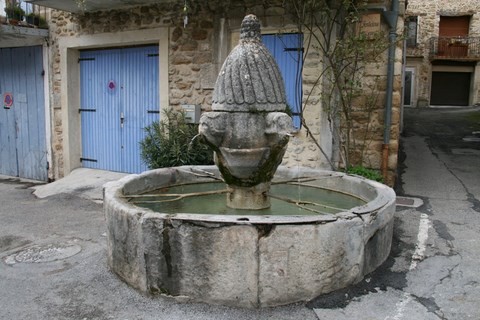Mirabel-aux-Baronnies_Place d'Armes, la fontaine du 13e s.