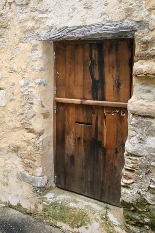 Porte ancienne à Mirabel-aux-Baronnies
