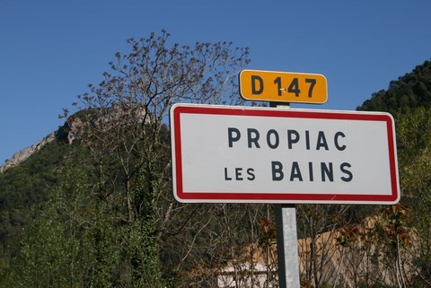 Entrée au village de Propiac les Bains