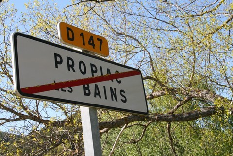 Plaque de sortie du village de Propiac