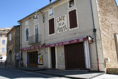 Ensuite, on découvre l'ancien café de la Poste, actuellement fermé