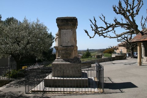 Le monument aux morts de côté 