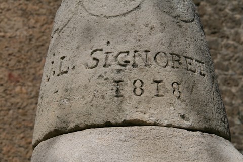 Détail de la signature (J.L. Signoret 1818) sur le sommet de la fontaine