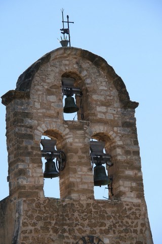 Les trois baies du clocher à peigne de l'église