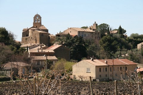 Depuis l'arrière du village, l'église et la tour