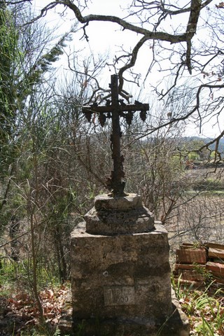 Croix juste à côté de la chapelle