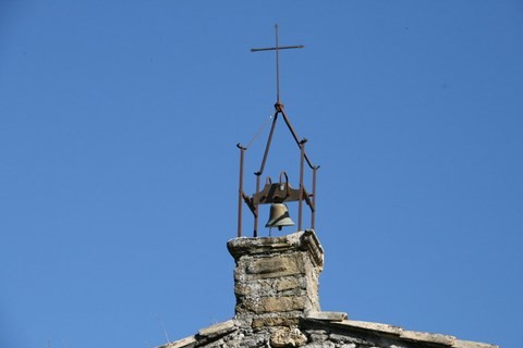 Son joli clocher à campanile en fer forgé et sa petite cloche