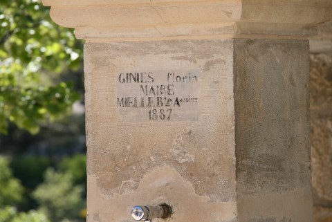 Détail de l'inscription sur la fontaine
