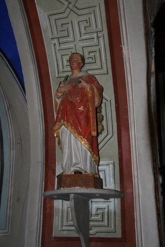 Statuette à gauche dans l'église