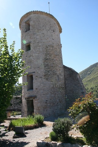 Tour de l'ancien château dans le cimetière