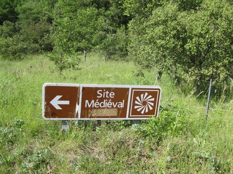 Nous avons d'abord visité le site médiéval - Suivez-nous, c'est par là ...