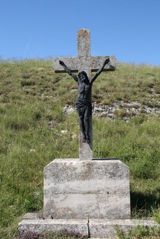 Cette croix de chemin est érigée à proximité du chateau médiéval et de la chapelle