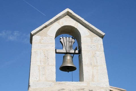 Gros-plan sur la cloche qui date de 1674