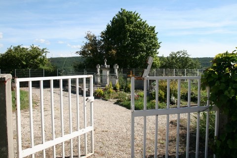 Entrée du cimetière actuel situé entre le château et la nouveau village