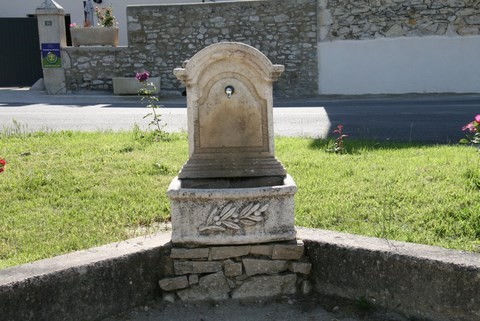 La petite fontaine sur la Place Dédé Bouchet