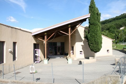 La cour de l'école de Rochefort-en-Valdaine