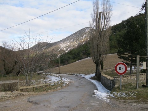 Rue et montagne à Rochefourchat