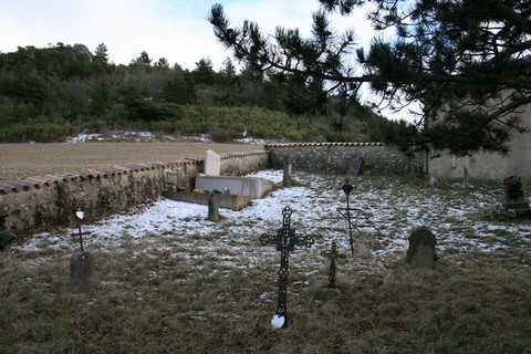 Un coin du petit cimetière