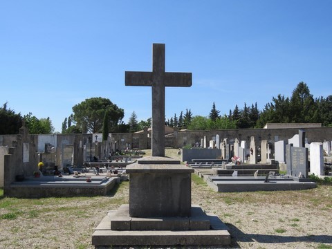 Imposante croix au milieu du cimetière