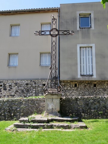 Croix se situant devant l'église