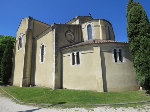 Côté de l'église en croix latine avec bas-côtés et abside en cul de four