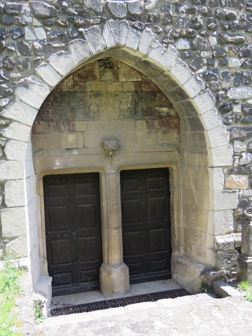 Portes avec ogives rénovées de la chapelle remise en état au cours des années 1960
