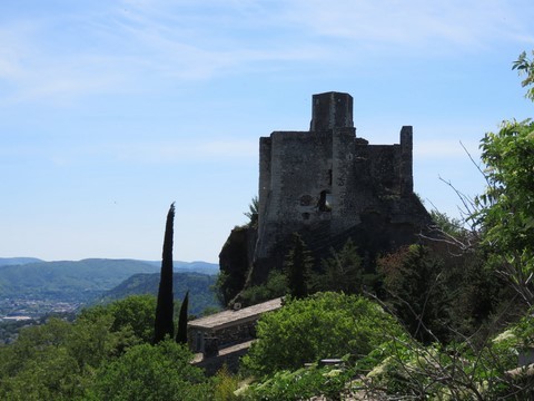 Vue sur le château en redescendant au village