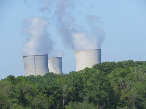 Trois des quatre réacteurs de la centrale nucléaire de Cruas-Meysse