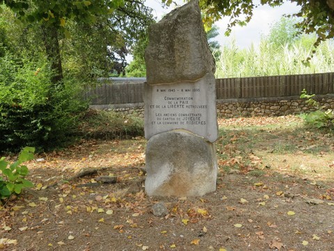 Stèle à la mémoire des anciens combattants et commémoration de la paix retrouvée 8 mai 1945/8 mai 1995