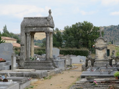 Vue partielle du cimetière avec un monument colossal