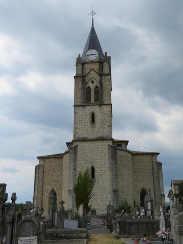 Vue sur l'église depuis le cimetière