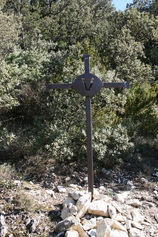 La montée vers la chapelle est rythmée de 14 croix en fer forgé numérotée de I à XIV