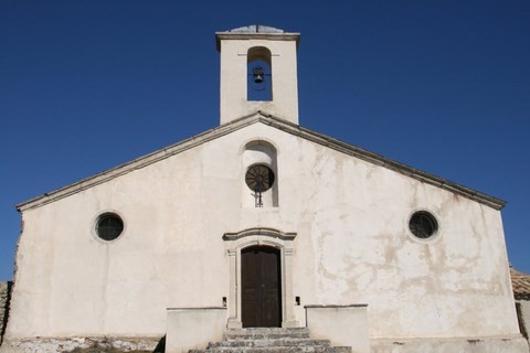 La chapelle N-D de Beauvoir (façade sud) était au XIVe s. un ancien ermitage