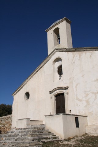 La belle chapelle et ses marches en calcaire