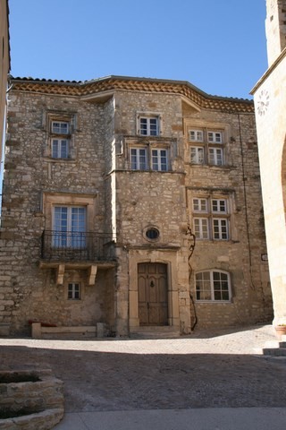 Rousset-les-Vignes_Prieuré clunisien du Xe s., façade Renaissance