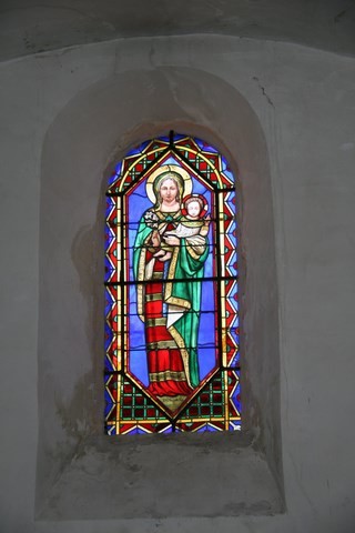 Très beau vitrail représentant la Vierge et l'Enfant Jésus
