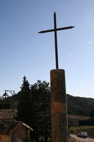 Croix située dans la grand-rue